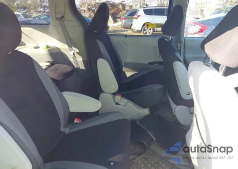 2012 Toyota Sienna Le 7 Passenger z USA, uszkodzony, nr VIN 5TDJK3DC5CS037146